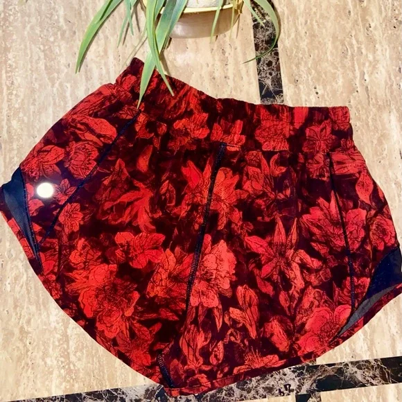 Lululemon Hotty Hot Short II 2.5” Red/Black Floral Size 2 - Picture 6 of 8